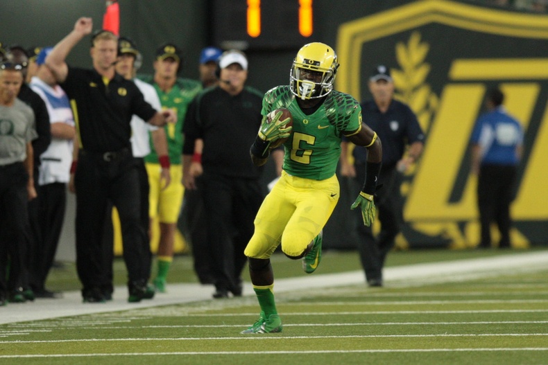 Oregon Ducks DeAnthony Thomas (6) runs the ball for a touchdown in the first half. Mandatory Credit: Scott Olmos-USA TODAY Sports